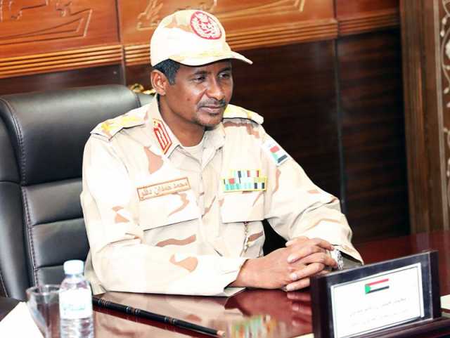 شاهد.. محلل وإعلامي مصري معروف يفجر المفاجأت ويثبت بالأدلة والبراهين أن فيديو ظهور “حميدتي” مفبرك بالدوبلاج والمونتاج ولقطتين فقط كشفتا الفبركة الواضحة