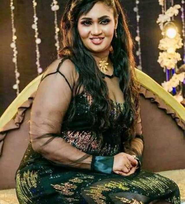 شاهد بالفيديو.. الفنانة عشة الجبل تغني للدعامة في حضور أحدهم: (أولاد حميدتي شبه القمر) وجمهور مواقع التواصل: (تاني وين الدلع دا..تاني بل بس)