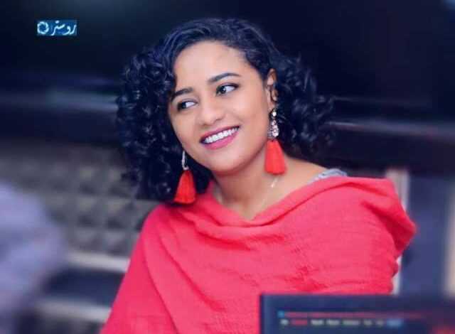 شاهد بالفيديو.. أحضان ودموع في استقبال المطربة منى مجدي في جنوب السودان