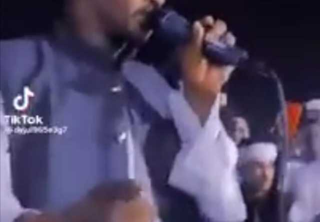 شاهد بالفيديو.. شاب سوداني يبكي بحرقة ويذرف الدموع خلال حفل لفنان الربابة ود دار الزين وساخرون: (الناس في شنو وانت في شنو)