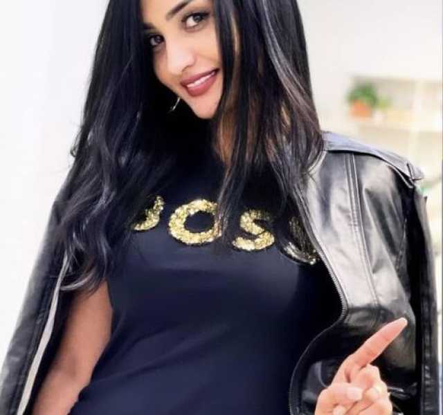 شاهد بالفيديو.. المذيعة تسابيح خاطر تظهر في إطلالة مثيرة مع صديقها وهي تتحدث باللهجة السورية وسط سخرية واسعة من الجمهور: (خلاص فكت العرش)