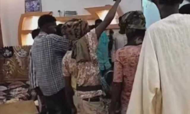 شاهد بالصورة والفيديو.. أفراد من الدعم السريع يقيمون حفل زواج داخل إحدى المنازل التي احتلوها بالخرطوم وسط حضور عدد من النساء وساخرون: (السودان محتاج رقية شرعية بي هليكوبتر)
