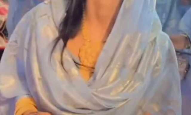 شاهد بالصورة والفيديو.. حسناء سودانية تتبادل الرقص بــ(الرقبة) مع شقيقتها التي تنافسها في الجمال خلال حفل ساهر ويخطفن الأضواء على مواقع التواصل