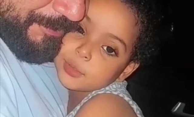 شاهد بالصورة والفيديو.. بسبب الحرب.. طفلة سودانية تلجأ لحضن والدها وهي تغني (بكرة الهم يفوتنا ونرجع لبيوتنا) وتحرك مشاعر الآلاف من مرتادي مواقع التواصل