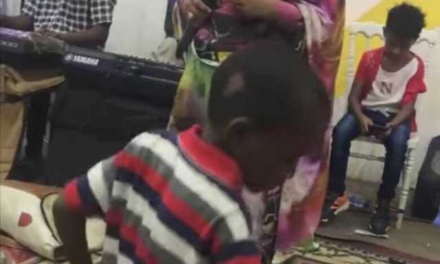 شاهد بالصورة والفيديو.. طفل سوداني يجبر الفنانة فهيمة عبد الله على التوقف عن الغناء ومتابعة رقصاته الجميلة التي قدمها والعازفين يتركون أماكنهم ويحفزونه بالمال