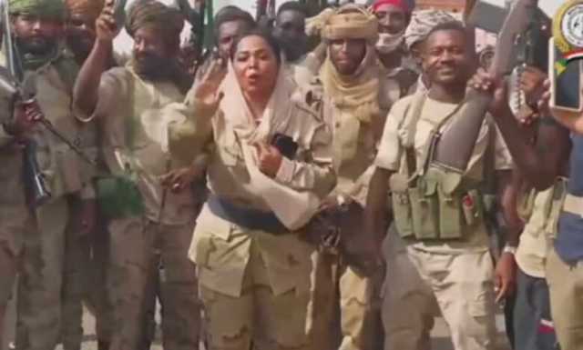 شاهد بالصورة والفيديو.. فتاة حسناء تظهر بالزي العسكري للدعم السريع وتقتحم إحدى إرتكازات “الدعامة” لتحمس الجنود على القتال بأبيات شعر وتؤكد: (الأشاوس ديل بجيبوا ليكم الديمقراطية)