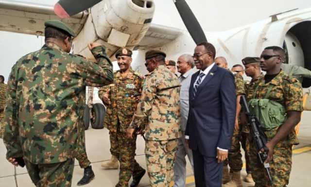 شاهد فيديو وصول القائد العام “البرهان” على متن الانتينوف واستقباله المهيب في بورتسودان