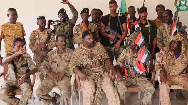 شاهد بالفيديو.. جندي بالجيش السوداني يحمس زملائه ويغني لهم : (بالراجمة أو تدوين ولو بالقوة أو بي اللين كن يا الله لينا معين) والمقاتلون يتفاعلون معه بالرقص و “العرضة”