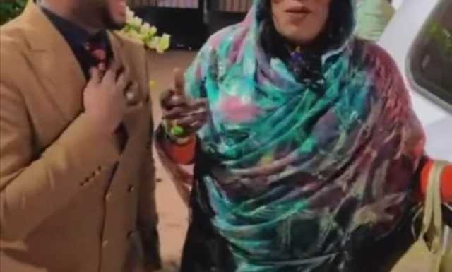 شاهد بالفيديو.. الفنانة إنصاف مدني تشعل مواقع التواصل الاجتماعي بفاصل من الرقص المثير مع الفنان عثمان بشة بأحد فنادق القاهرة