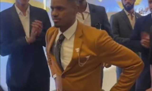 شاهد بالصورة والفيديو.. شباب سودانيون يبتدعون رقصة جديدة أطلقوا عليها (الجدادة تكاكي) بعد أن شاهدوها لأول مرة عند لاعب كرة قدم