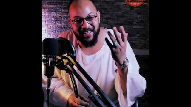 شاهد بالفيديو.. يوتيوبر مصري شهير يسخر من الناشط السوداني منذر محمد ويزعم أنه نجل الفنانة هدى عربي