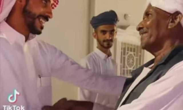 شاهد بالصورة والفيديو.. قبيلة سعودية تنظم استقبال حاشد لمعلم سوداني قام بتدريس أبنائها قبل 30 عام وطلابه يقفون له بالصف من أجل تحيته
