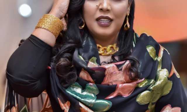 شاهد بالفيديو.. الفنانة هدى عربي تصدر أصوات آلم خلال كواليس حفلها بالدوحة والسبب (الشوز)