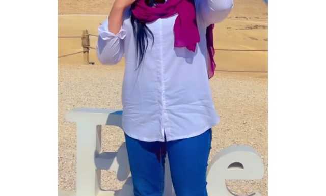 شاهد بالصورة.. حسناء الشاشة السودانية رشا الرشيد تبهر المتابعين بإطلالة ساحرة من أمام الأهرامات المصرية