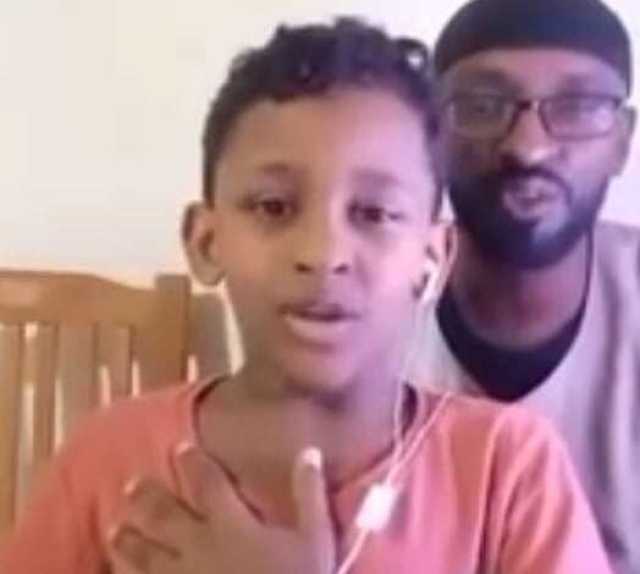 شاهد بالصورة والفيديو.. طفل سوداني يبكي بحرقة ويبكي معه المتابعون بعد ترديده النشيد الوطني السوداني والجمهور يعلق: (حرام عليك يا بطل قطعت قلوبنا)