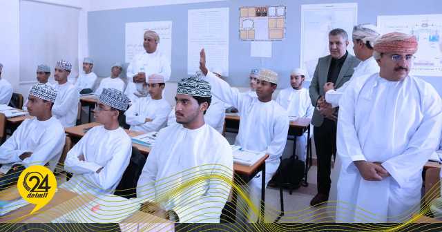«وزير تعليم الدبيبة» يحضر حصصاً في الجغرافيا والكيمياء في مدرسة بسلطنة عمان