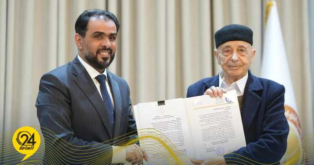 عقيلة يتسلم من حماد الميزانية الموحدة للعام 2025