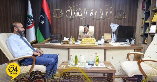 وزير العدل بالحكومة الليبية يلتقي عميد بلدية شحات