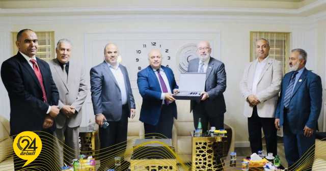 السفير البريطاني يزور الأكاديمية الليبية للدراسات العليا ويتلقى هدية