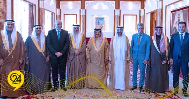 البرغوثي يشارك في تقديم وسام القائد لملك البحرين الممنوح له من البرلمان العربي