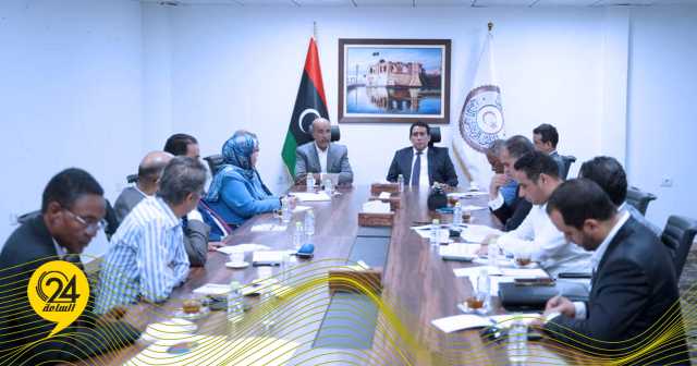 “الرئاسي” يبحث استئناف المشاريع الحيوية المتوقفة في الجنوب