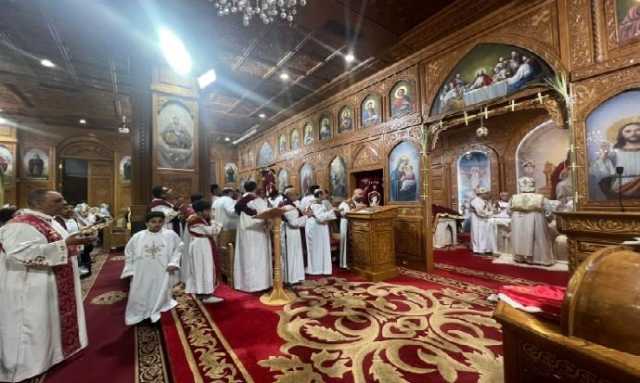 احتفالًا بـ«أحد الشعانين».. باعة الزعف يزينون محيط كنائس السويس