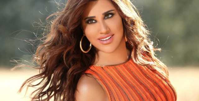 بفستان وسيف.. التشويق يسيطر على بوستر أحدث ألبومات نجوى كرم
