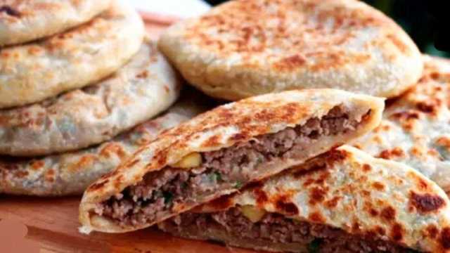 زي المطاعم.. طريقة عمل الحواوشي باللحمة والجبنة الموتزاريلا