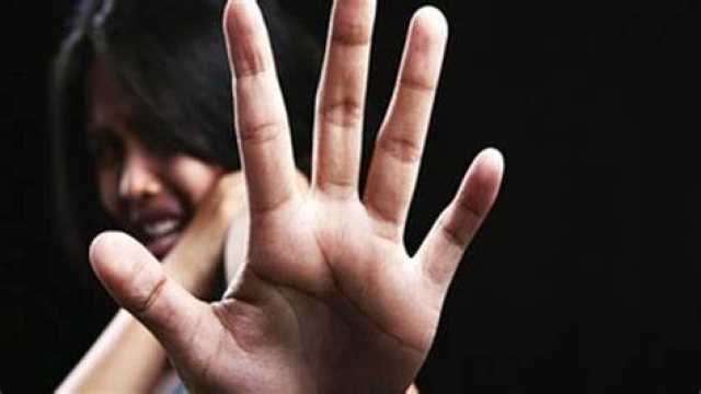 فيديو متداول لمسجل خطر تحرش بسيدة في المنيا.. والأمن يتدخل