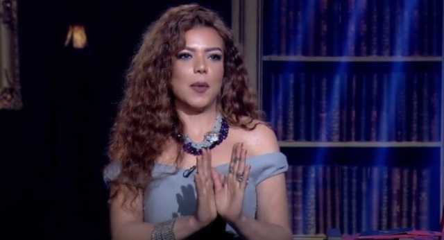 ناهد السباعي تهدي برومو مسلسل «نقطة سوداء» لوالدتها «صورة»