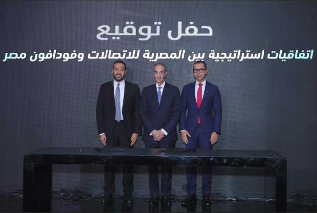 بـ30 مليار جنيه.. عمرو طلعت يشهد توقيع اتفاقيات استراتيجية بين «المصرية للاتصالات» و«ڤودافون مصر»