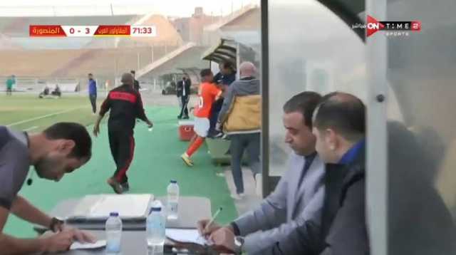تعدى على المدرب.. لقطة مثيرة للجدل من لاعب المنصورة بسبب تغيير «فيديو»