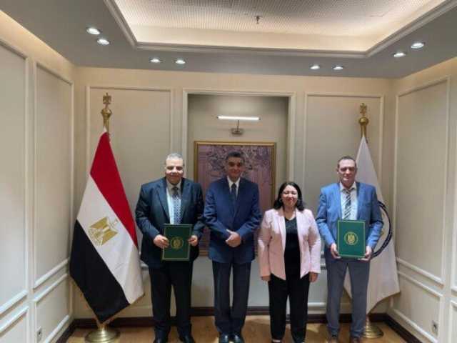نائبة وزيرة التضامن تشهد توقيع عقود تجهيز وفرش 6 مراكز لتجميع الأطراف الصناعية