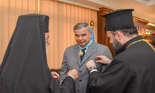 محافظ الإسكندرية يتسلم وسام «أسد الرسول مرقس» من البابا ثيودوروس الثاني