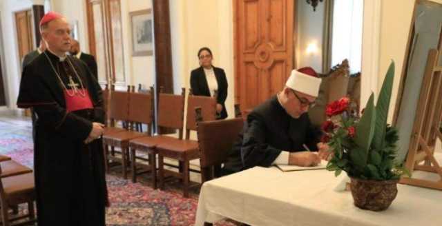 مفتي الجمهورية يقدم واجب العزاء في البابا فرنسيس بسفارة الفاتيكان بالقاهرة