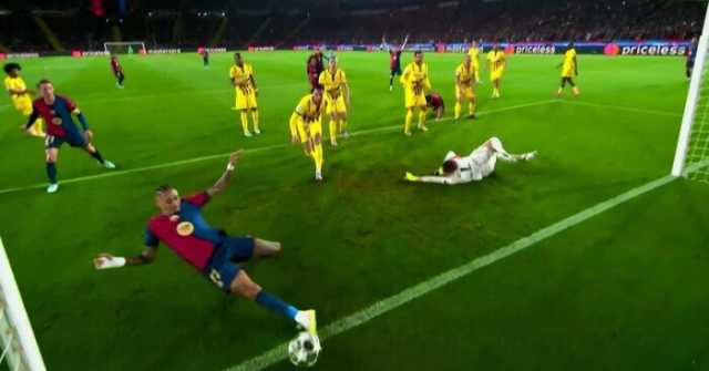 دوري أبطال أوروبا.. «رافينيا» يمنح برشلونة التقدم على بوروسيا في الشوط الأول «فيديو»