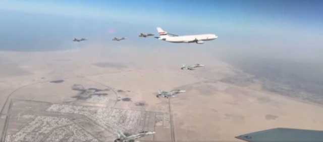سرب من الطائرات الحربية الكويتية يرافق طائرة الرئيس السيسي أثناء مغادرته الكويت «فيديو»