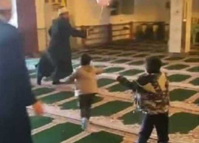 إمام مسجد يلهو بالبلايين مع الأطفال.. «الأوقاف»: لا مانع شرعي من ملاعبتهم في المساجد بشرط