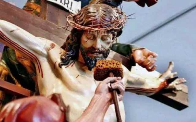 صلوات الجمعة العظيمة.. لماذا يتناول الأقباط المحشي والفول النابت في هذا اليوم؟