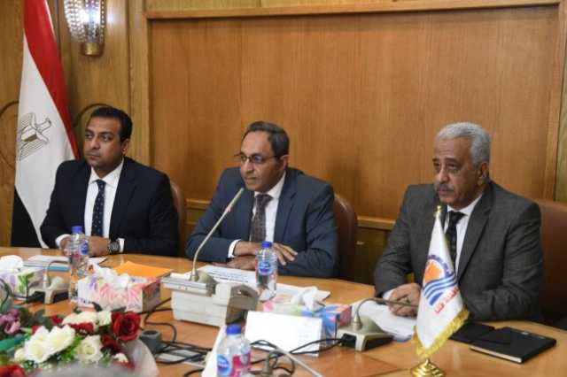 محافظ قنا يعقد اجتماعًا موسعًا لمتابعة ملفات التصالح والتقنين وإزالة التعديات