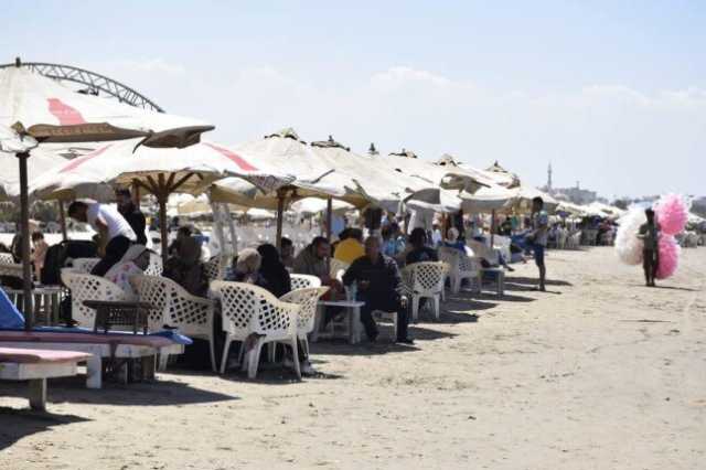 احتفالاً بأعياد الربيع.. إقبال كبير من المواطنين على شواطئ بورسعيد وسط أجواء من البهجة والفرح