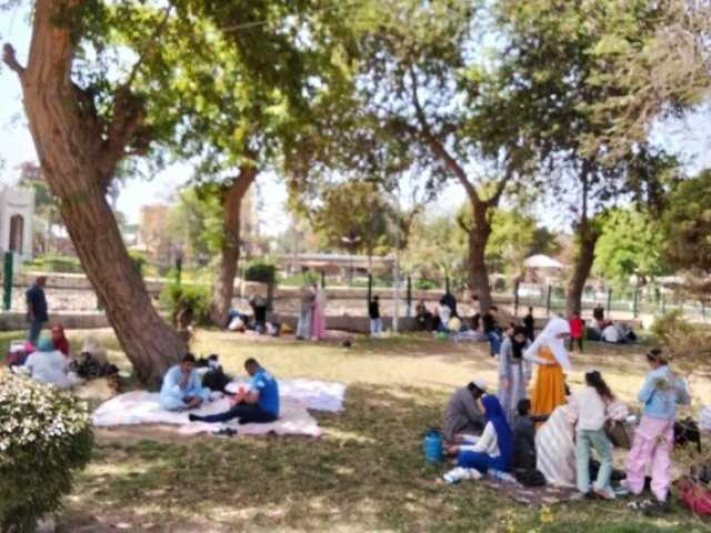 حدائق القناطر الخيرية تستقبل مئات المواطنين في احتفالات شم النسيم وأعياد الربيع
