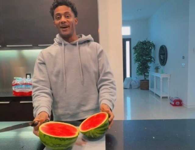 محمد رمضان يورج لحفله في أمريكا.. ما علاقة البطيخة؟ (فيديو)