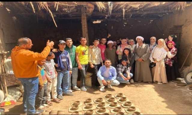 كلية الآثار بجامعة سوهاج تنظم زيارة ميدانية لطلابها داخل مصنع الفخار بقرية أم دومة