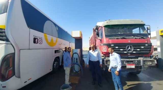 مدير تموين البحر الأحمر يتابع العمل داخل محطات الوقود بالغردقة