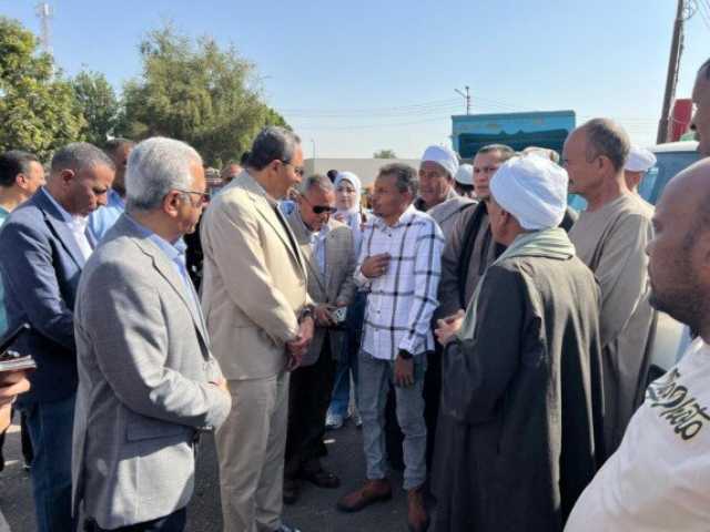 محافظ قنا يُفاجئ مواقف سيارات الأجرة ومحطات الوقود لمتابعة الالتزام بالتعريفة الجديدة