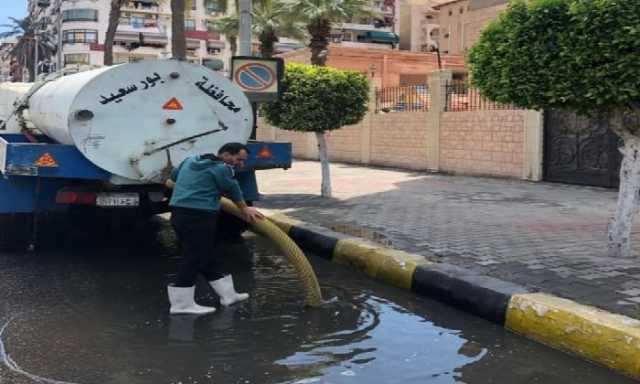 تزامنًا التقلبات الجوية.. الأجهزة التنفيذية ببورسعيد تواصل انتشارها بالشوارع للتعامل مع آثار الأمطار