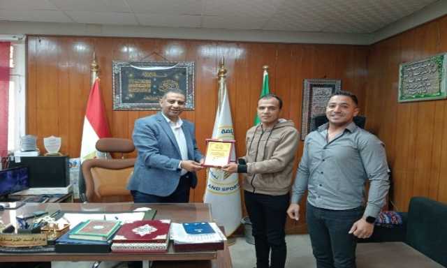 مدير الرياضة بالقليوبية يُكرم مُنسقي الإعلام بمسابقة أحلي صوت والعيد أحلي وشباب فريق heaven