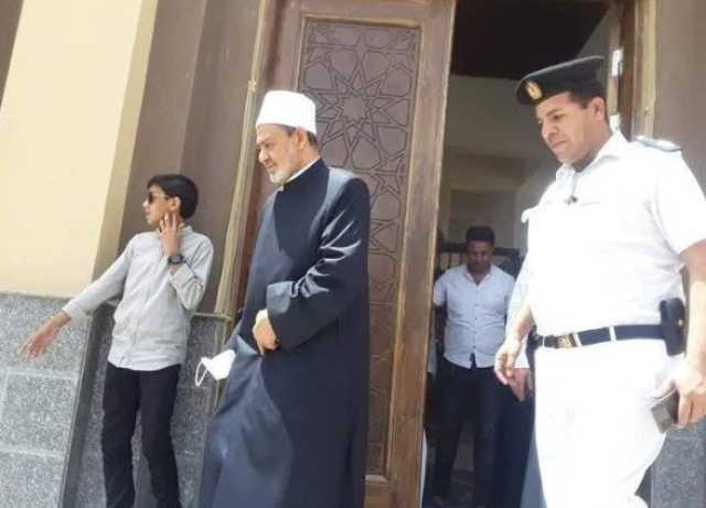 شيخ الأزهر يزور قبر والده وجده في الأقصر.. «صور»
