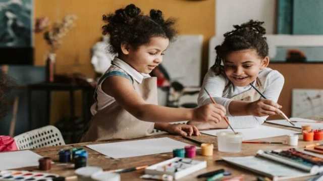 كيف تدعمين مهارات التواصل الاجتماعي عند طفلك؟ خبيرة أسرية توضح (خاص)